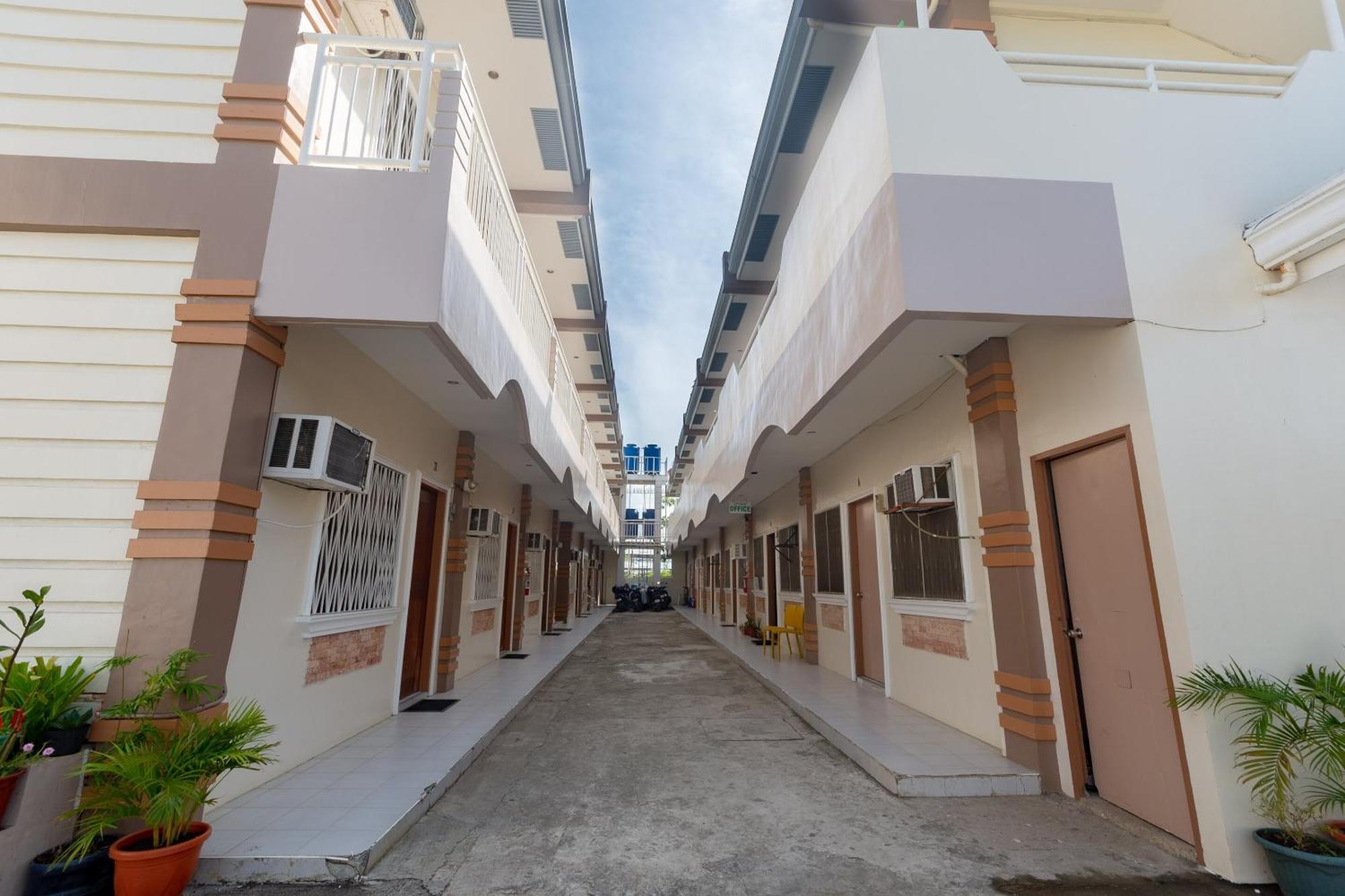 3J'S And K Apartment Мактан Екстериор снимка